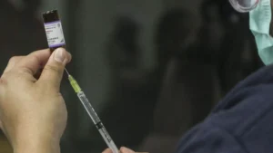 ¿Por qué los adultos mayores no deben vacunarse contra el sarampión, según la UNAM?