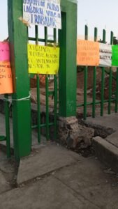 Personal docente y administrativo toman instalaciones de la Escuela de Bachilleres Joaquín Ramírez Cabañas en Coatepec