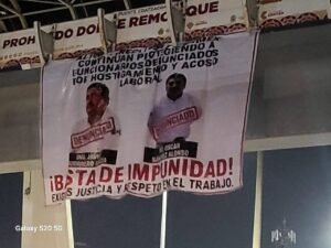 Con lonas en puentes peatonales exhiben a funcionarios de Pemex por presunto acoso y hostigamiento