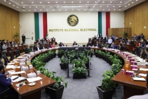 Designan a consejeros del INE para la nueva comisión que revisará candidaturas